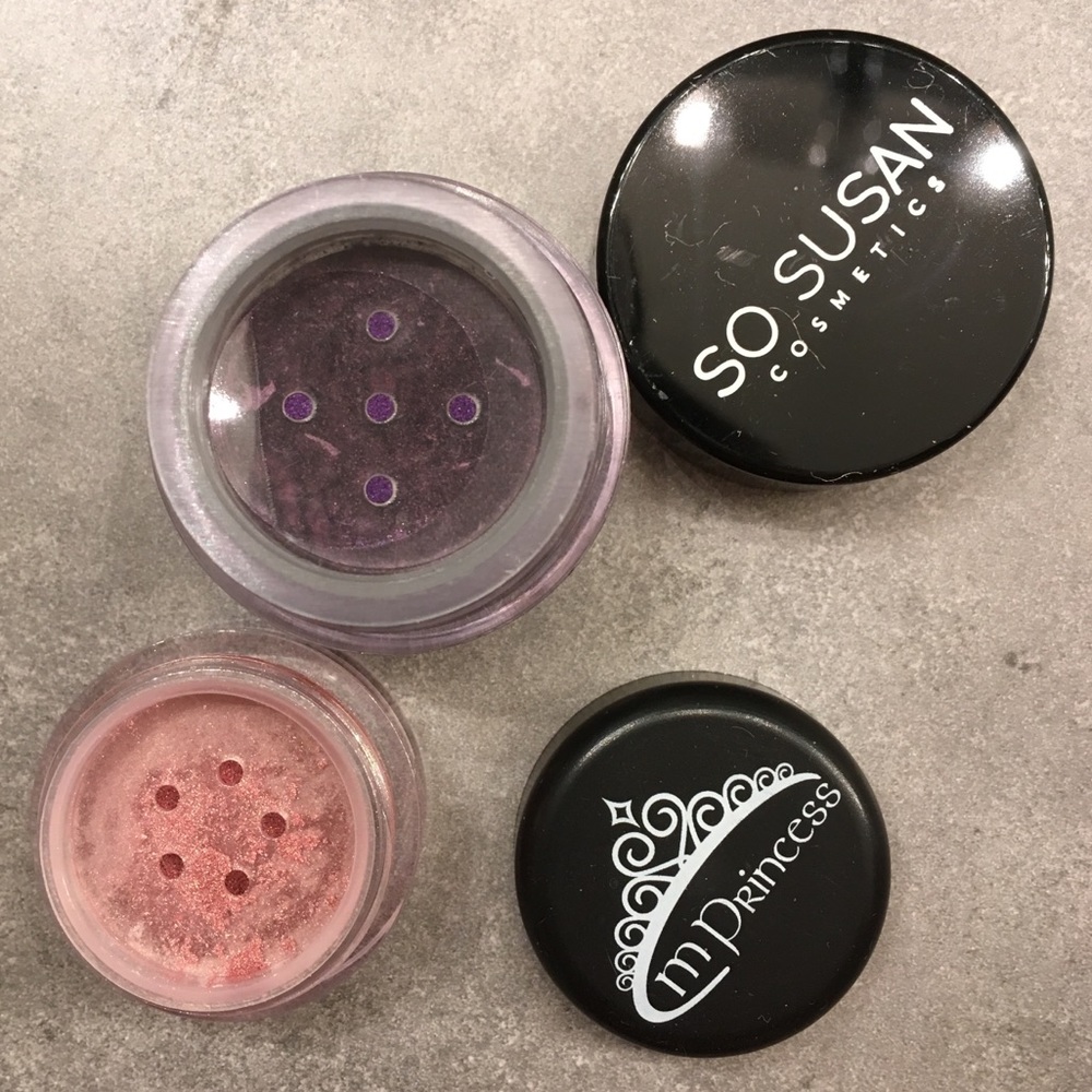 Eye shadow pair